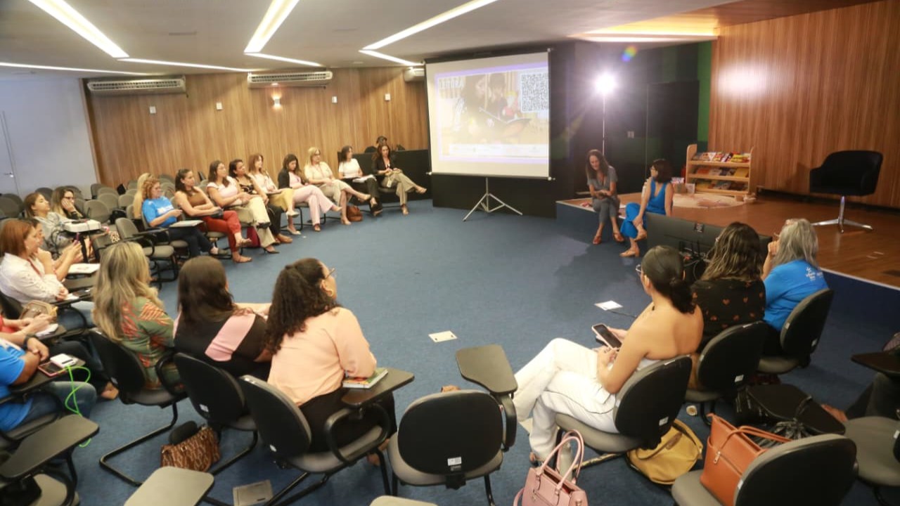 grupo de pessoas reunidas no auditório do Paço